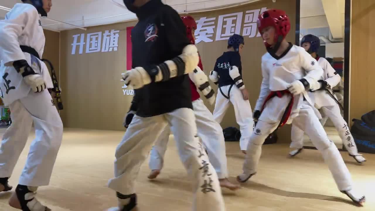 于正跆拳道学员正在练习踢靶